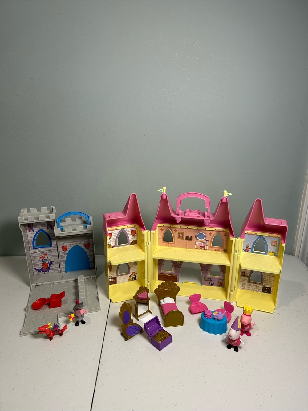 Peppa Pig Castle Play Sets George & Peppa Bundle Castle and Characters